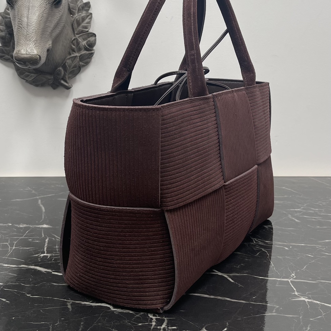 Bottega Veneta BV又用牛皮来假装“灯芯绒”了‼ 好特别哦 好喜欢 的版型 简单的压纹却让人移不开视线