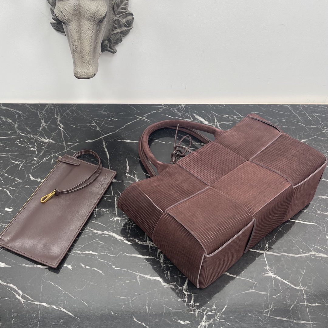Bottega Veneta BV又用牛皮来假装“灯芯绒”了‼ 好特别哦 好喜欢 的版型 简单的压纹却让人移不开视线