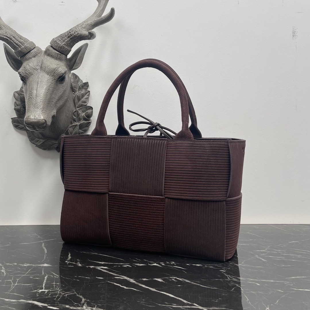 Bottega Veneta BV又用牛皮来假装“灯芯绒”了‼ 好特别哦 好喜欢 的版型 简单的压纹却让人移不开视线