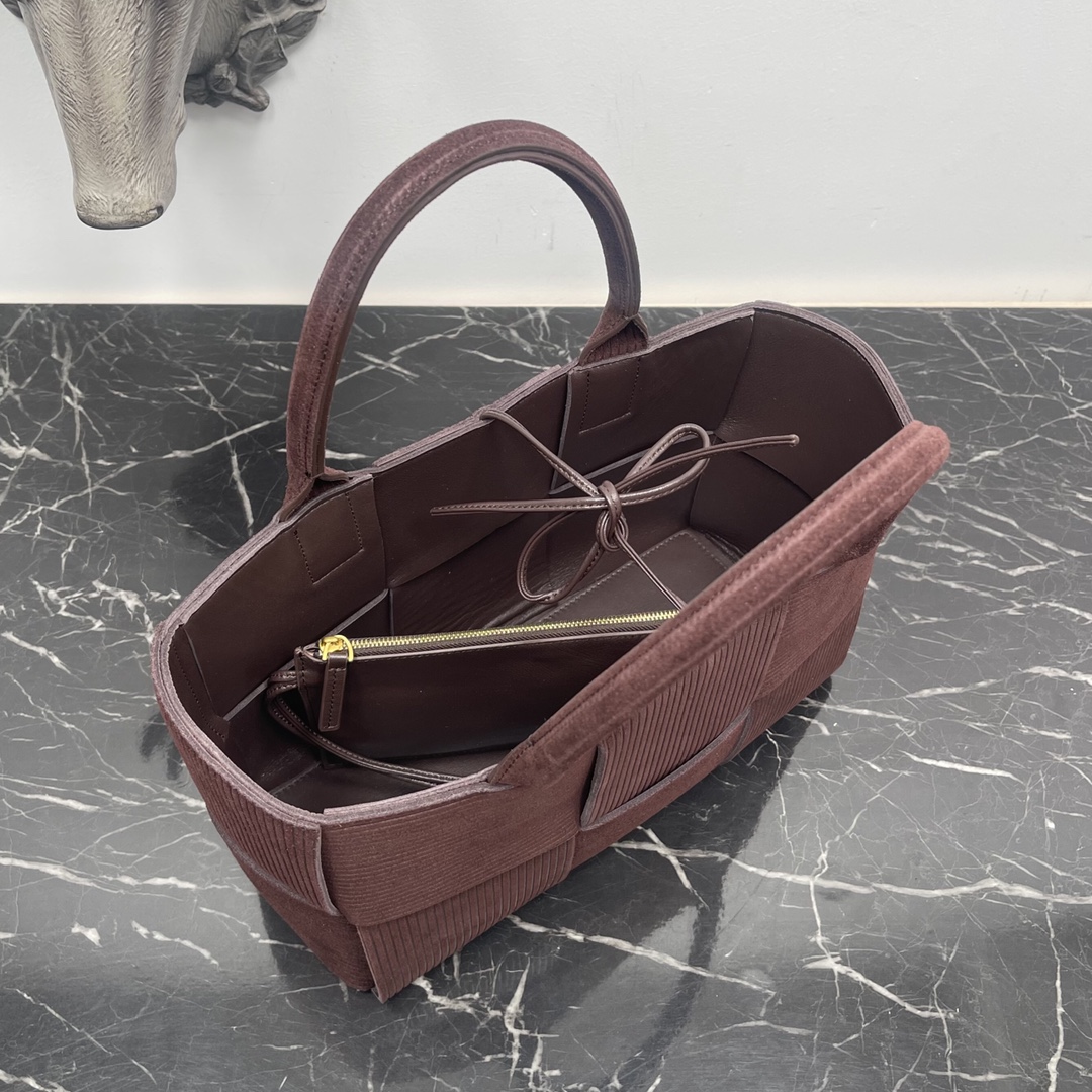 Bottega Veneta BV又用牛皮来假装“灯芯绒”了‼ 好特别哦 好喜欢 的版型 简单的压纹却让人移不开视线