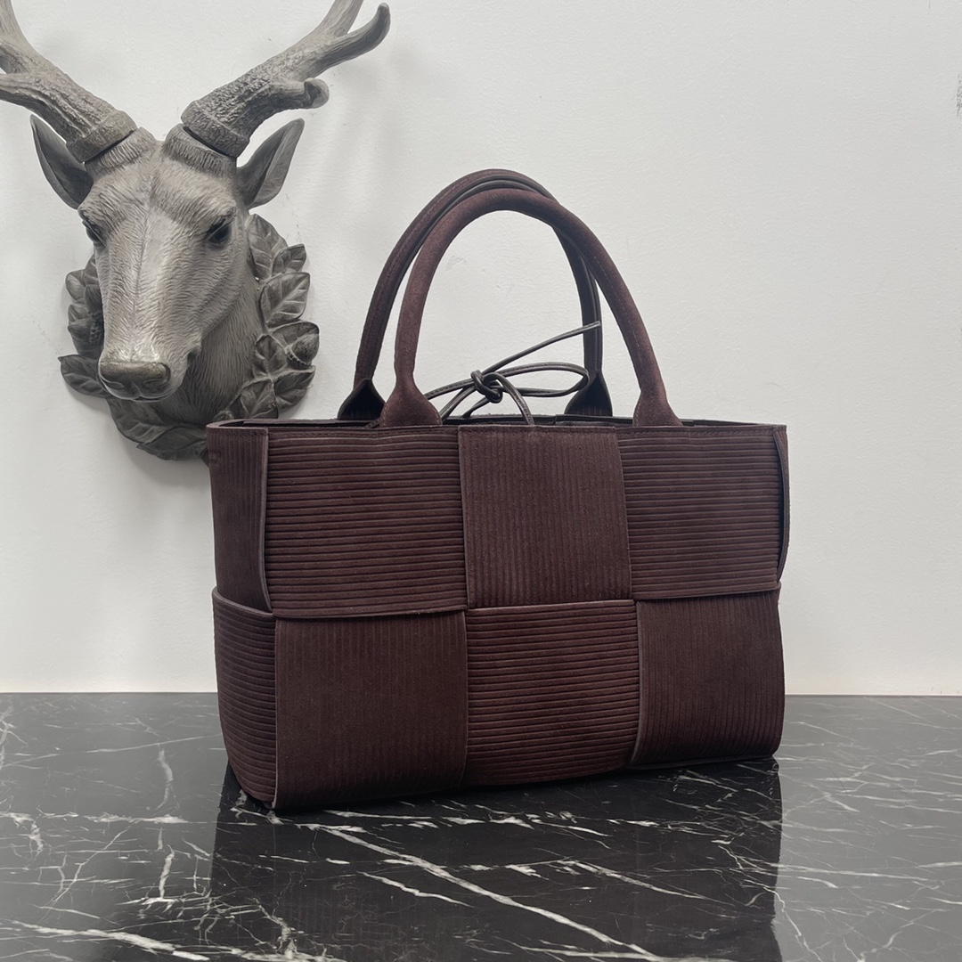 Bottega Veneta BV又用牛皮来假装“灯芯绒”了‼ 好特别哦 好喜欢 的版型 简单的压纹却让人移不开视线