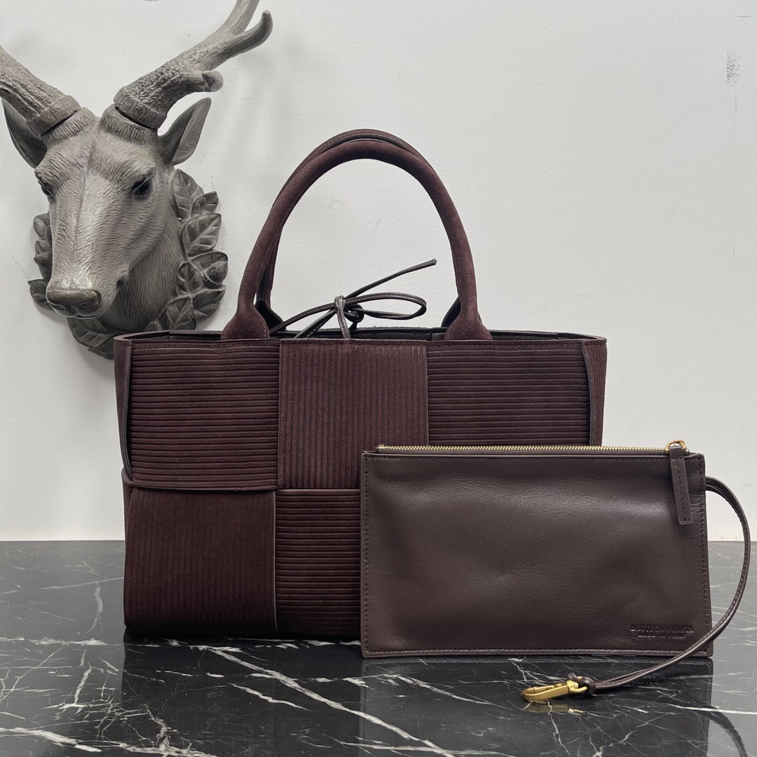 Bottega Veneta BV又用牛皮来假装“灯芯绒”了‼ 好特别哦 好喜欢 的版型 简单的压纹却让人移不开视线