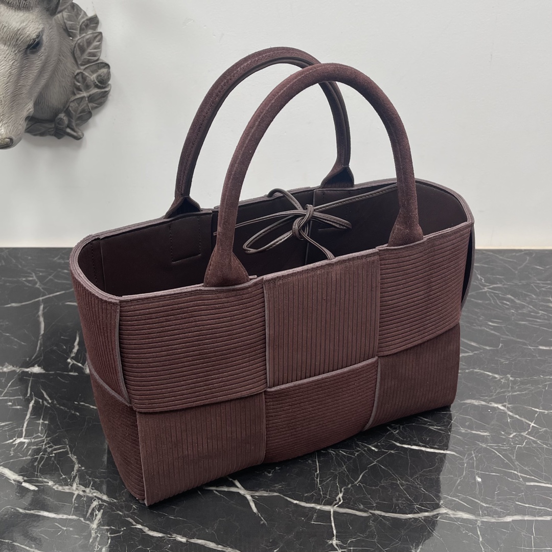 Bottega Veneta BV又用牛皮来假装“灯芯绒”了‼ 好特别哦 好喜欢 的版型 简单的压纹却让人移不开视线