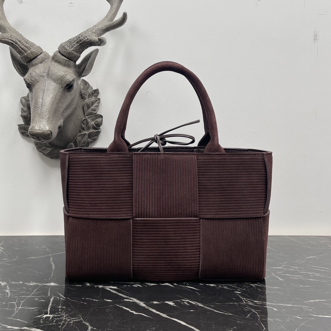 Bottega Veneta BV又用牛皮来假装“灯芯绒”了‼ 好特别哦 好喜欢 的版型 简单的压纹却让人移不开视线