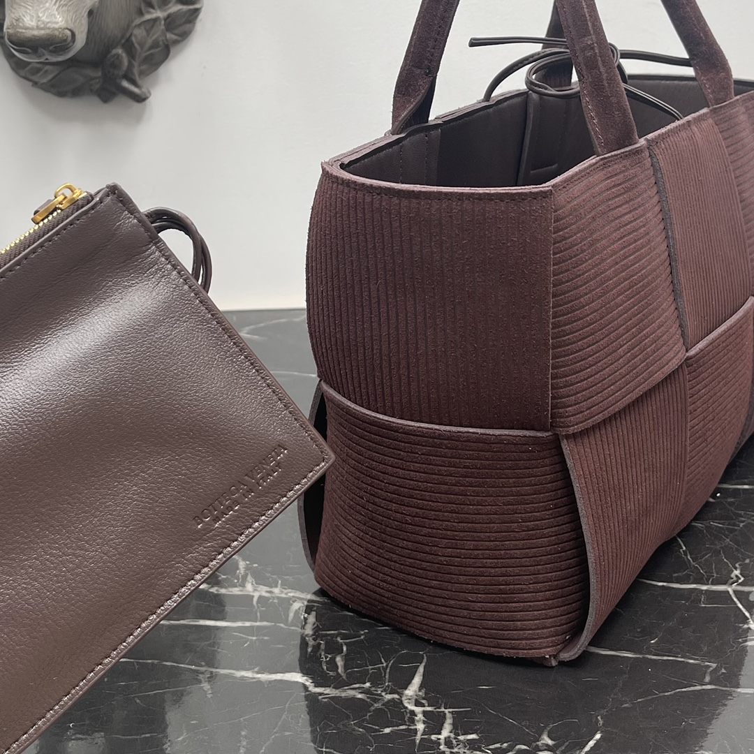 Bottega Veneta BV又用牛皮来假装“灯芯绒”了‼ 好特别哦 好喜欢 的版型 简单的压纹却让人移不开视线