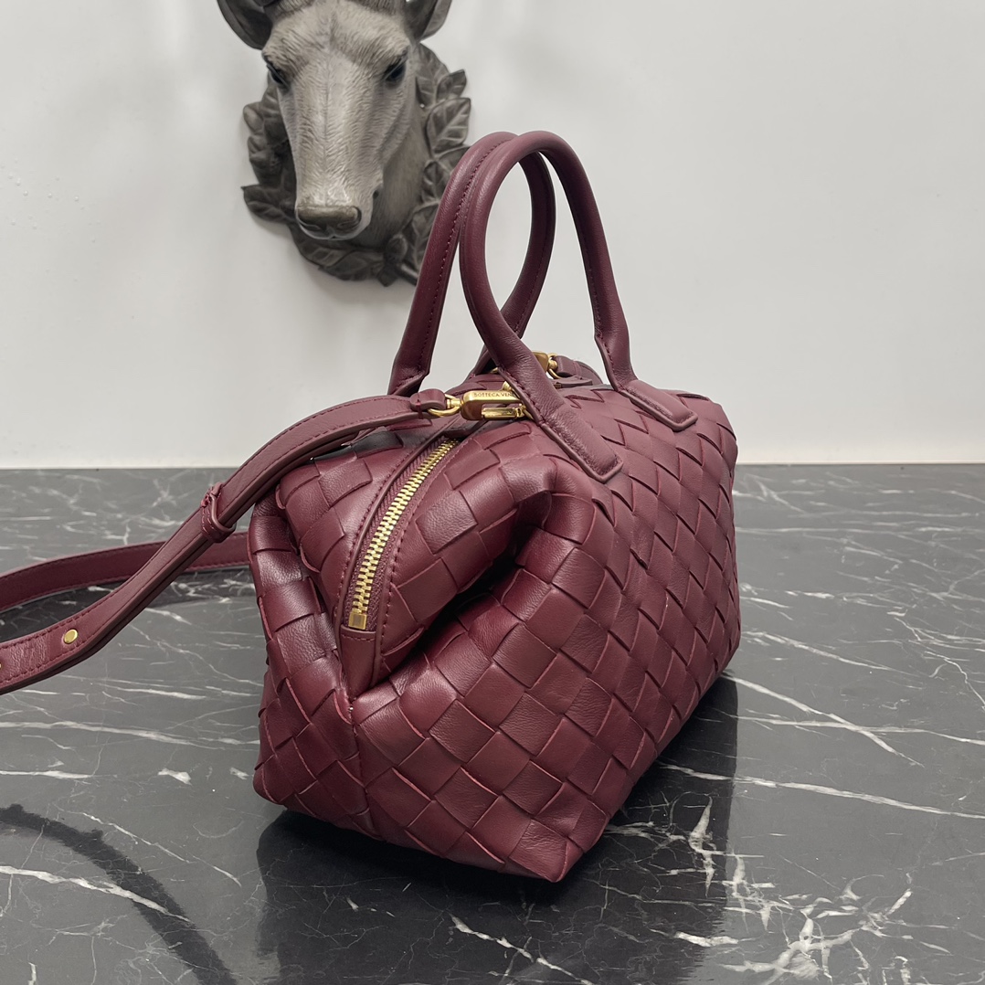Bottega Veneta Bv 小号Intrecciato编织皮革保龄球包 配有可拆卸斜挎背带 单个内部平口袋