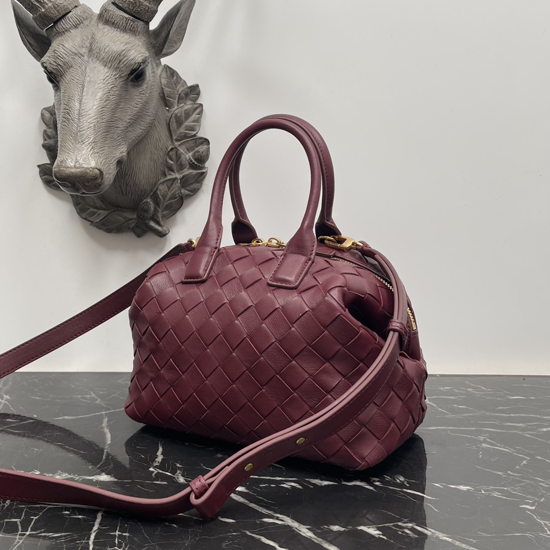 Bottega Veneta Bv 小号Intrecciato编织皮革保龄球包 配有可拆卸斜挎背带 单个内部平口袋