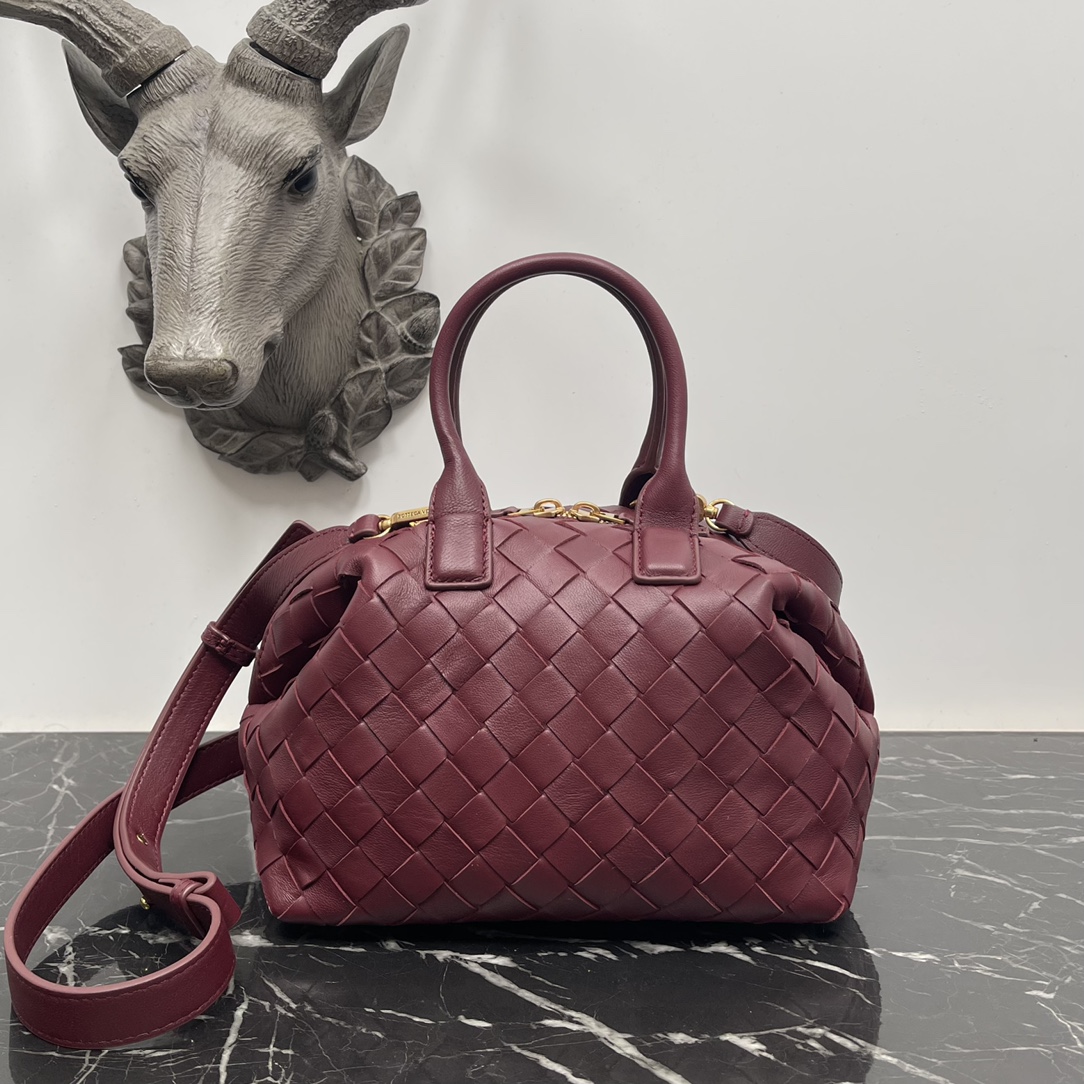 Bottega Veneta Bv 小号Intrecciato编织皮革保龄球包 配有可拆卸斜挎背带 单个内部平口袋