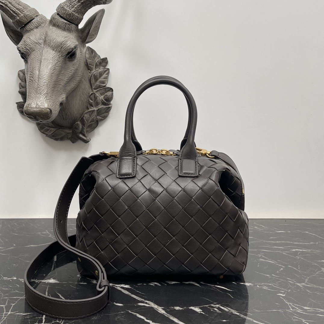 Bottega Veneta Bv 小号Intrecciato编织皮革保龄球包 配有可拆卸斜挎背带 单个内部平口袋