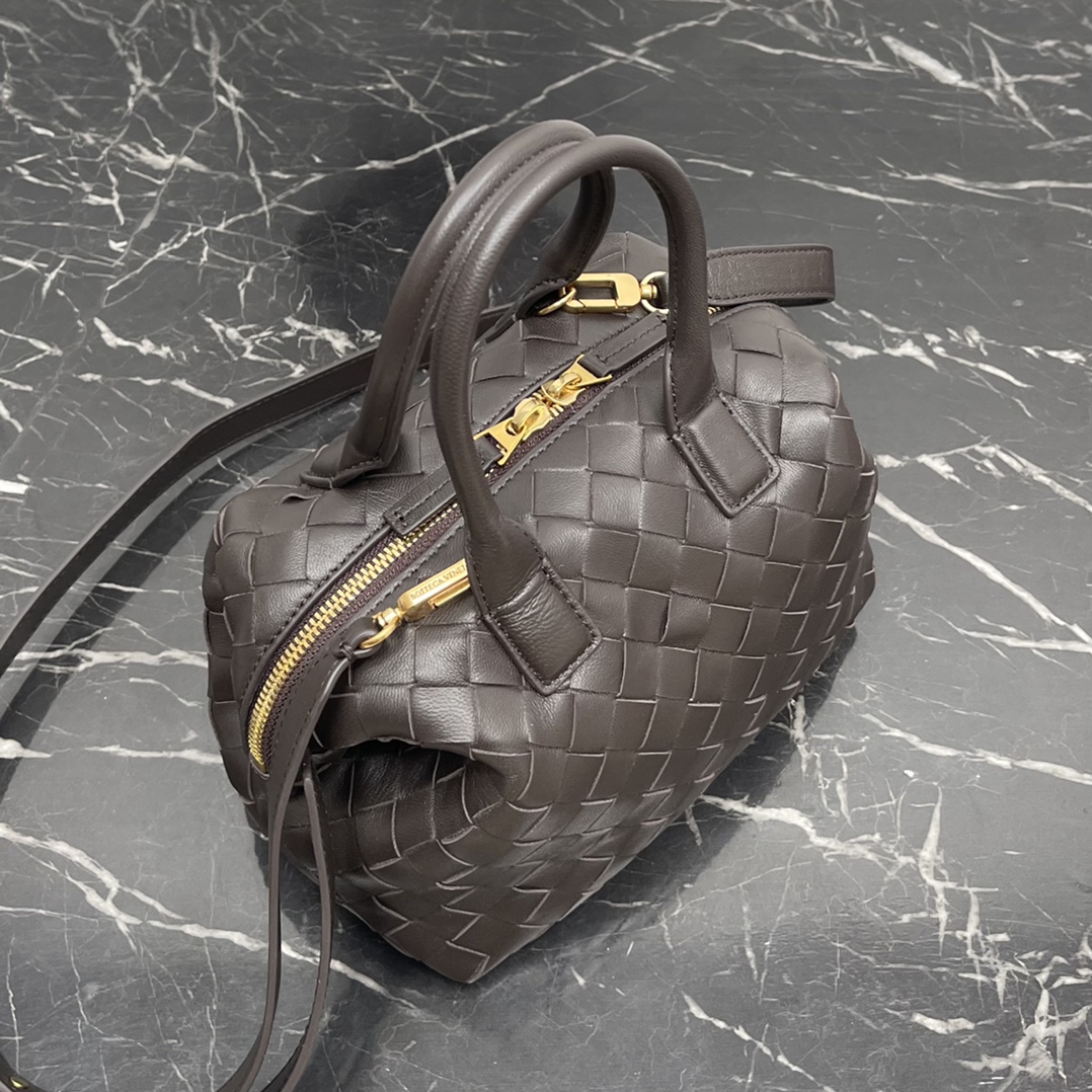 Bottega Veneta Bv 小号Intrecciato编织皮革保龄球包 配有可拆卸斜挎背带 单个内部平口袋