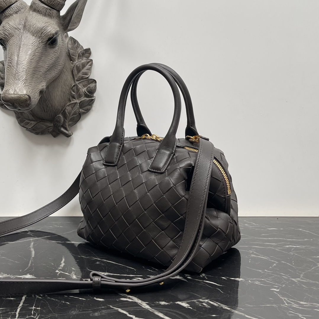 Bottega Veneta Bv 小号Intrecciato编织皮革保龄球包 配有可拆卸斜挎背带 单个内部平口袋