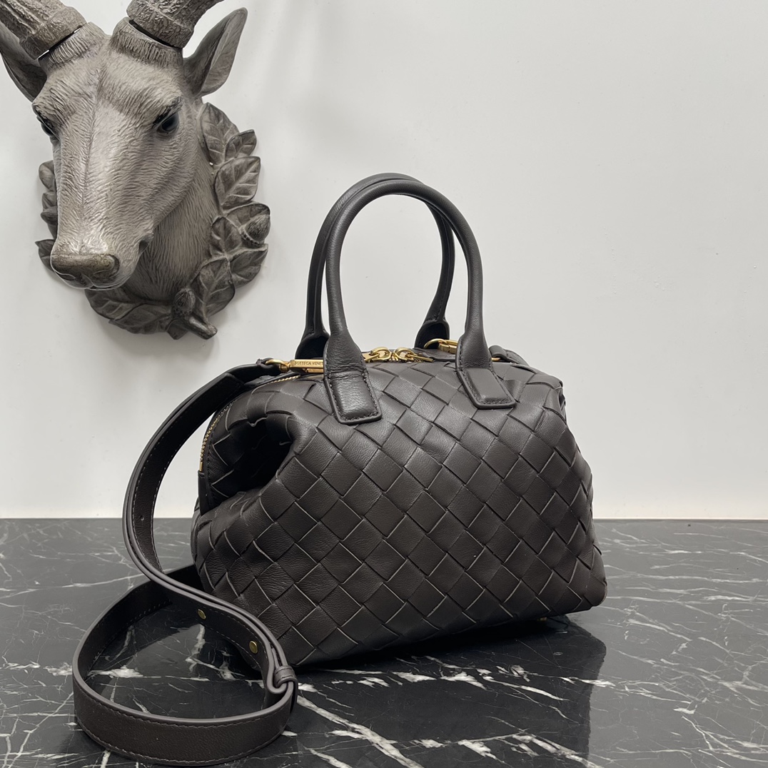 Bottega Veneta Bv 小号Intrecciato编织皮革保龄球包 配有可拆卸斜挎背带 单个内部平口袋