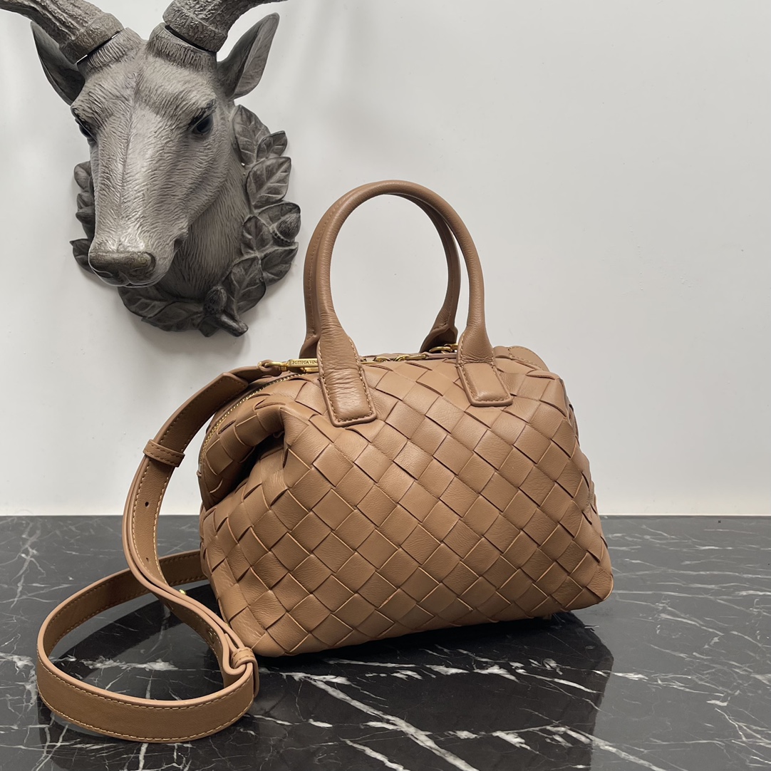 Bottega Veneta Bv 小号Intrecciato编织皮革保龄球包 配有可拆卸斜挎背带 单个内部平口袋