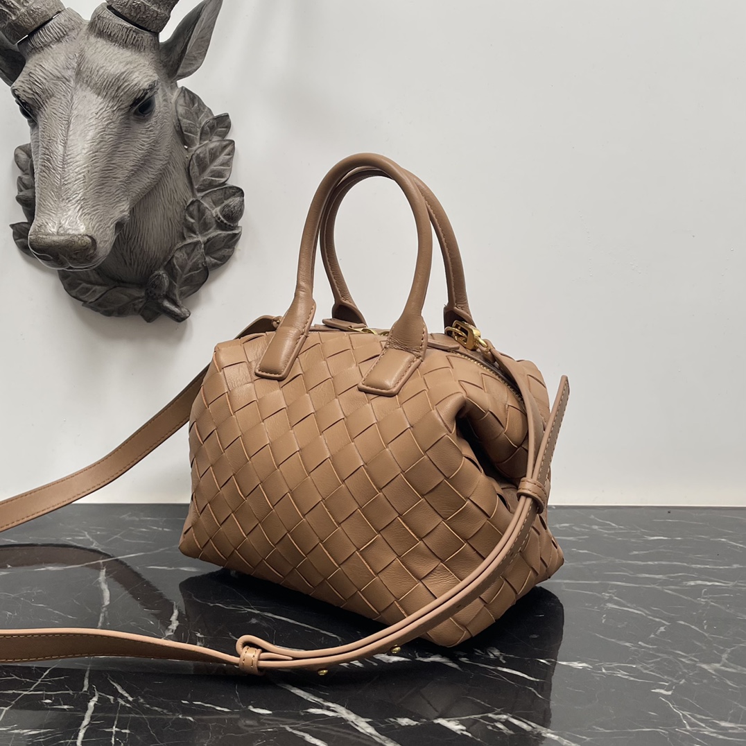 Bottega Veneta Bv 小号Intrecciato编织皮革保龄球包 配有可拆卸斜挎背带 单个内部平口袋