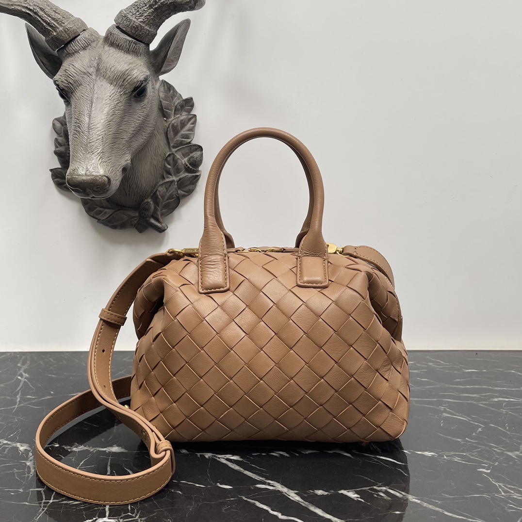 Bottega Veneta Bv 小号Intrecciato编织皮革保龄球包 配有可拆卸斜挎背带 单个内部平口袋