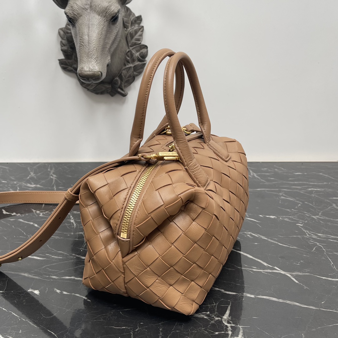 Bottega Veneta Bv 小号Intrecciato编织皮革保龄球包 配有可拆卸斜挎背带 单个内部平口袋