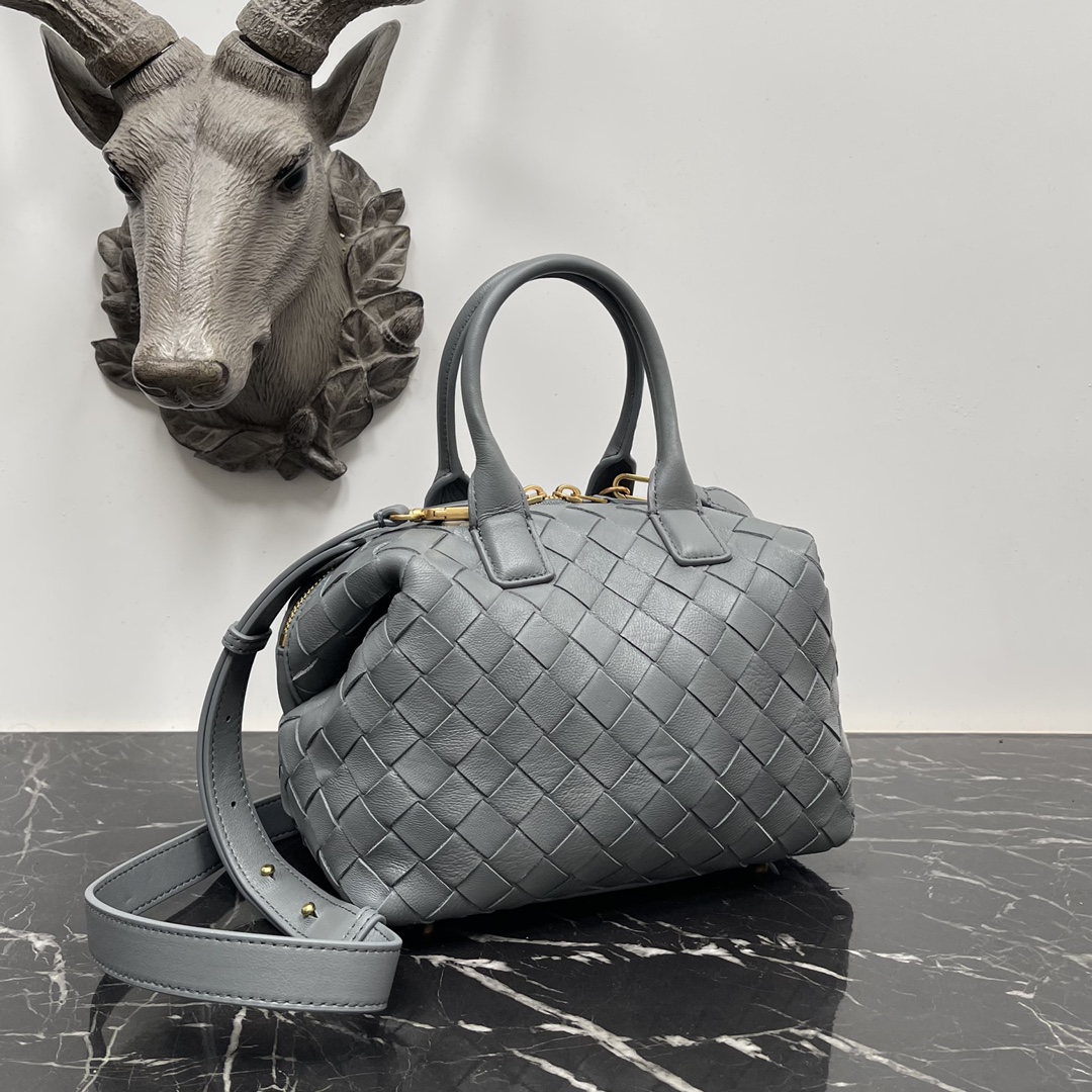Bottega Veneta Bv 小号Intrecciato编织皮革保龄球包 配有可拆卸斜挎背带 单个内部平口袋