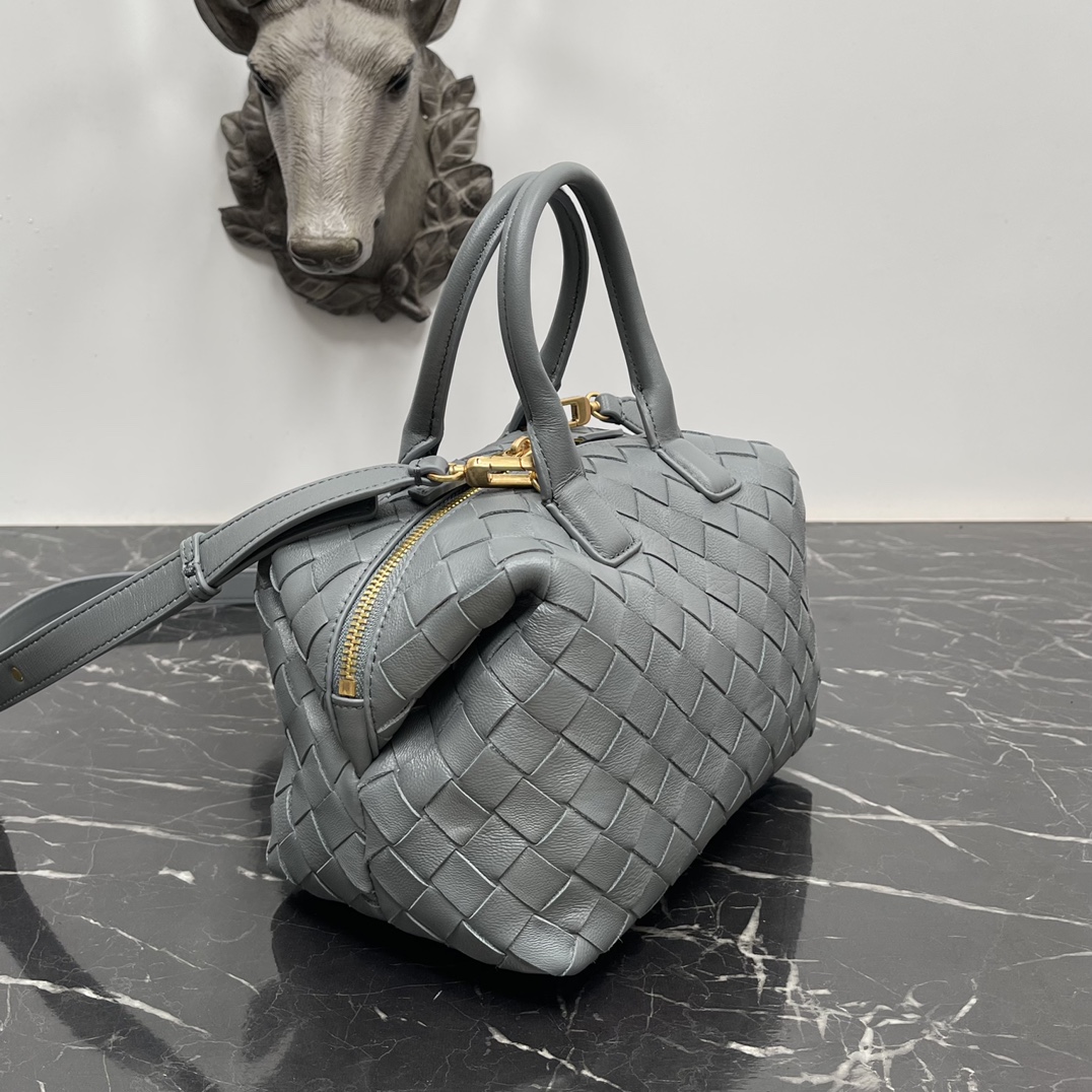 Bottega Veneta Bv 小号Intrecciato编织皮革保龄球包 配有可拆卸斜挎背带 单个内部平口袋