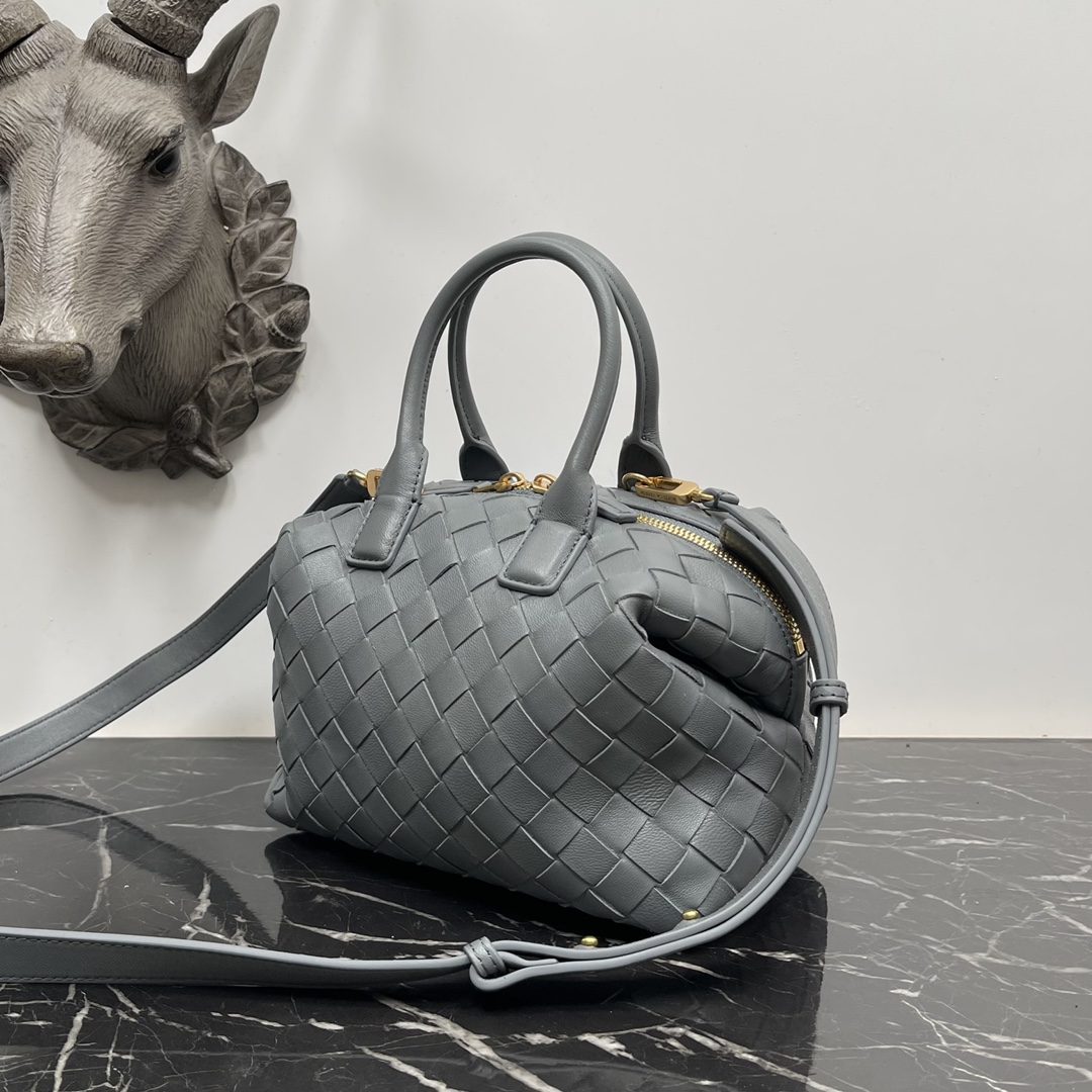 Bottega Veneta Bv 小号Intrecciato编织皮革保龄球包 配有可拆卸斜挎背带 单个内部平口袋