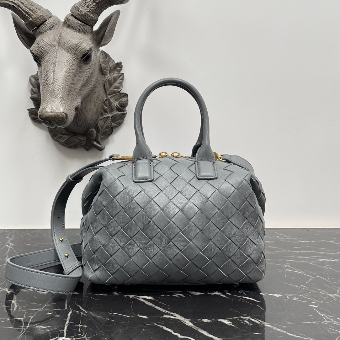 Bottega Veneta Bv 小号Intrecciato编织皮革保龄球包 配有可拆卸斜挎背带 单个内部平口袋