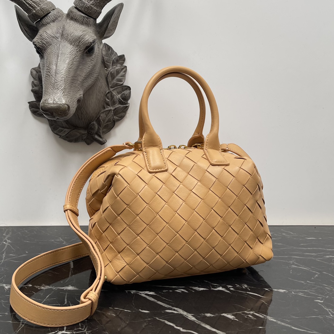 Bottega Veneta Bv 小号Intrecciato编织皮革保龄球包 配有可拆卸斜挎背带 单个内部平口袋