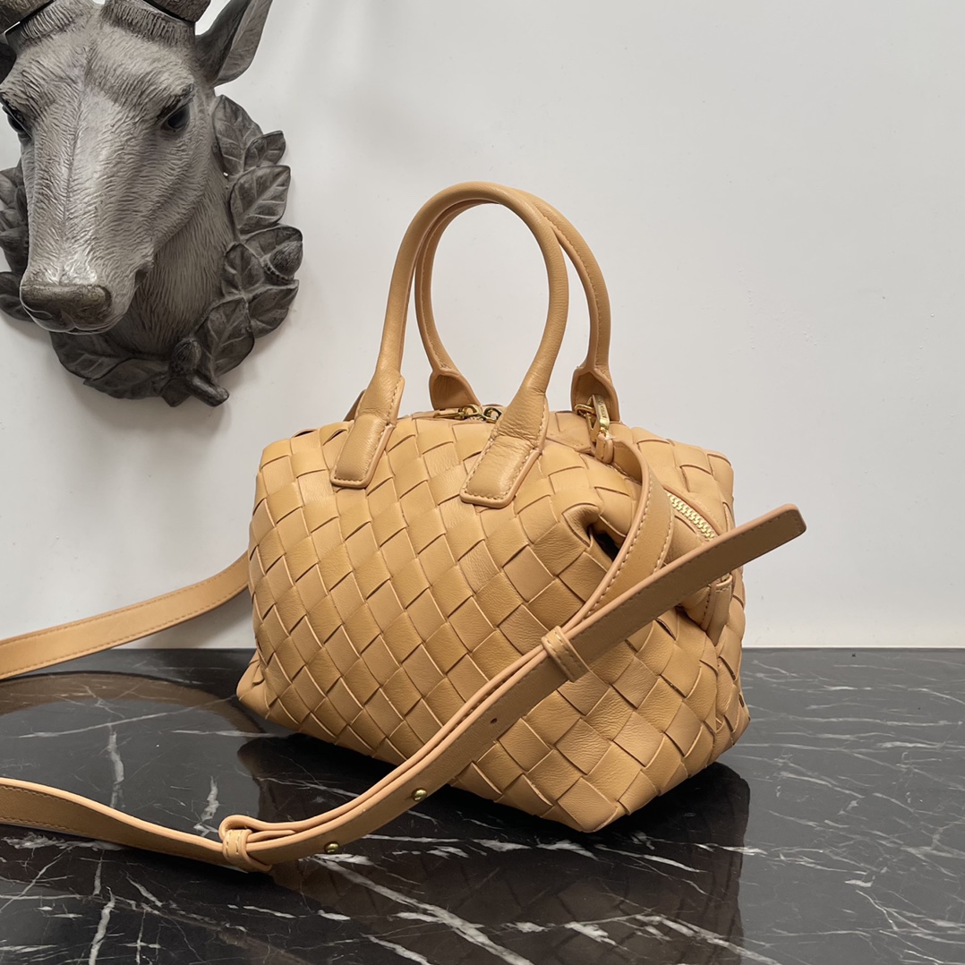Bottega Veneta Bv 小号Intrecciato编织皮革保龄球包 配有可拆卸斜挎背带 单个内部平口袋