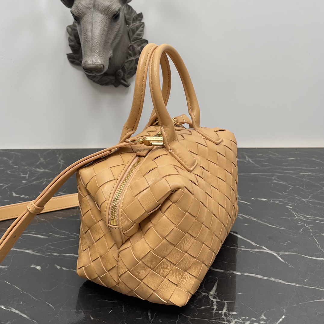 Bottega Veneta Bv 小号Intrecciato编织皮革保龄球包 配有可拆卸斜挎背带 单个内部平口袋
