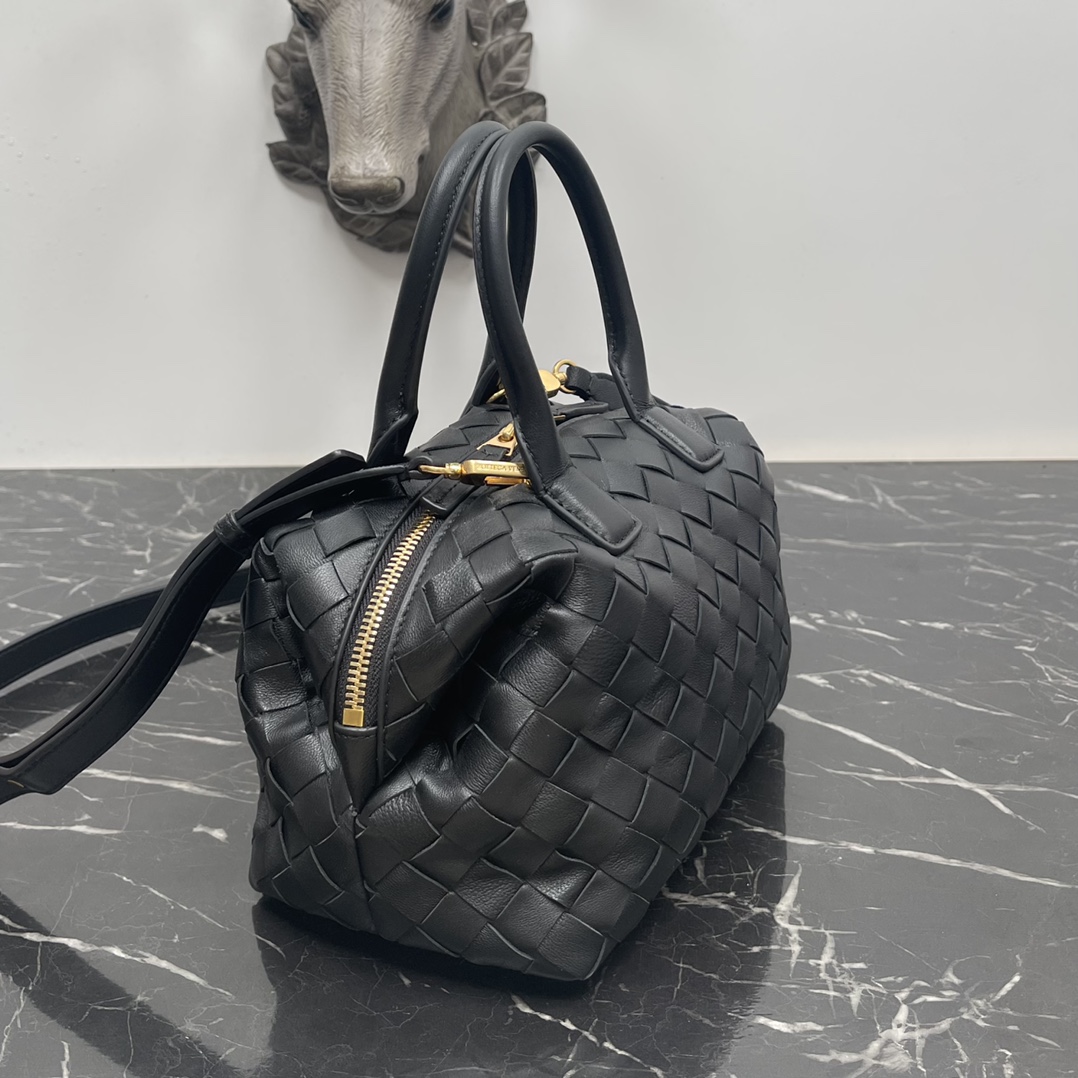 Bottega Veneta Bv 小号Intrecciato编织皮革保龄球包 配有可拆卸斜挎背带 单个内部平口袋