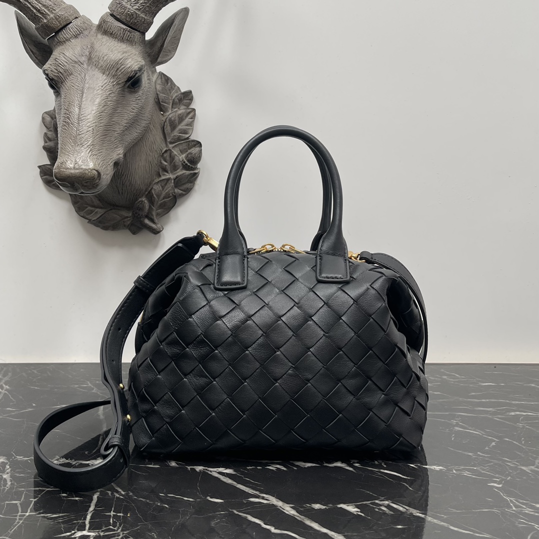 Bottega Veneta Bv 小号Intrecciato编织皮革保龄球包 配有可拆卸斜挎背带 单个内部平口袋