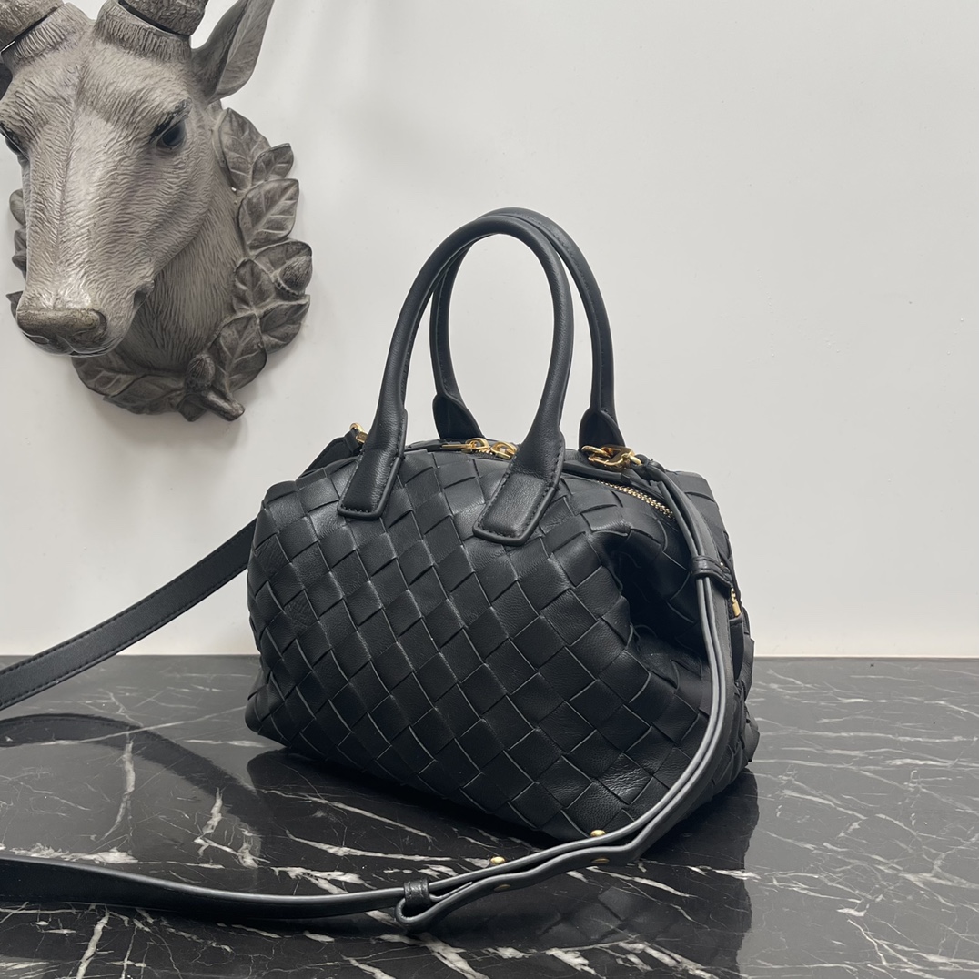 Bottega Veneta Bv 小号Intrecciato编织皮革保龄球包 配有可拆卸斜挎背带 单个内部平口袋
