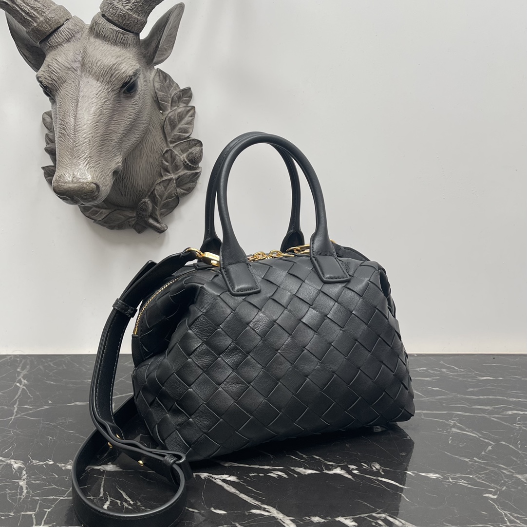 Bottega Veneta Bv 小号Intrecciato编织皮革保龄球包 配有可拆卸斜挎背带 单个内部平口袋