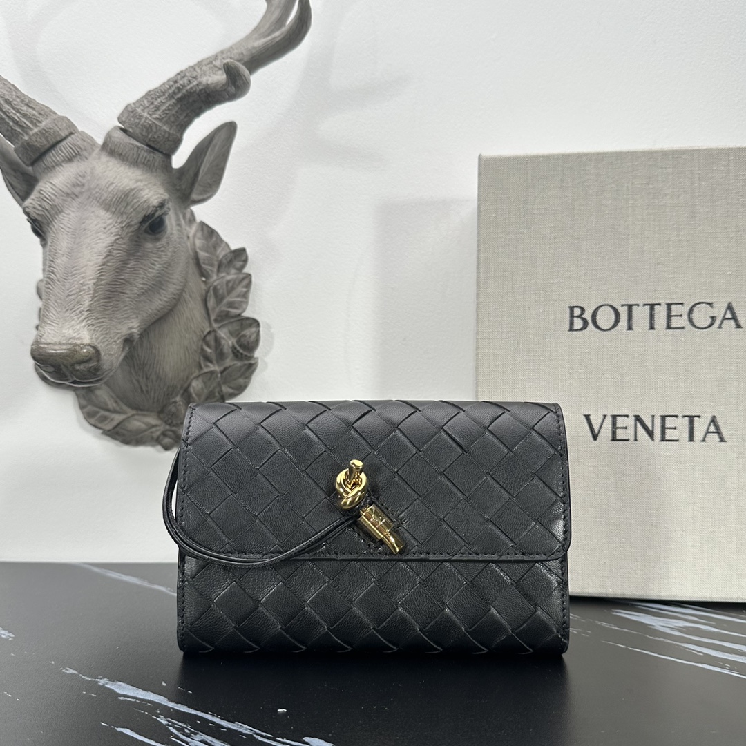 Bottega Veneta bv的一款 手拿包，简约别致的编织是这个包的特色，拿在手上很有气质，金属绳结，散发出气质与高雅