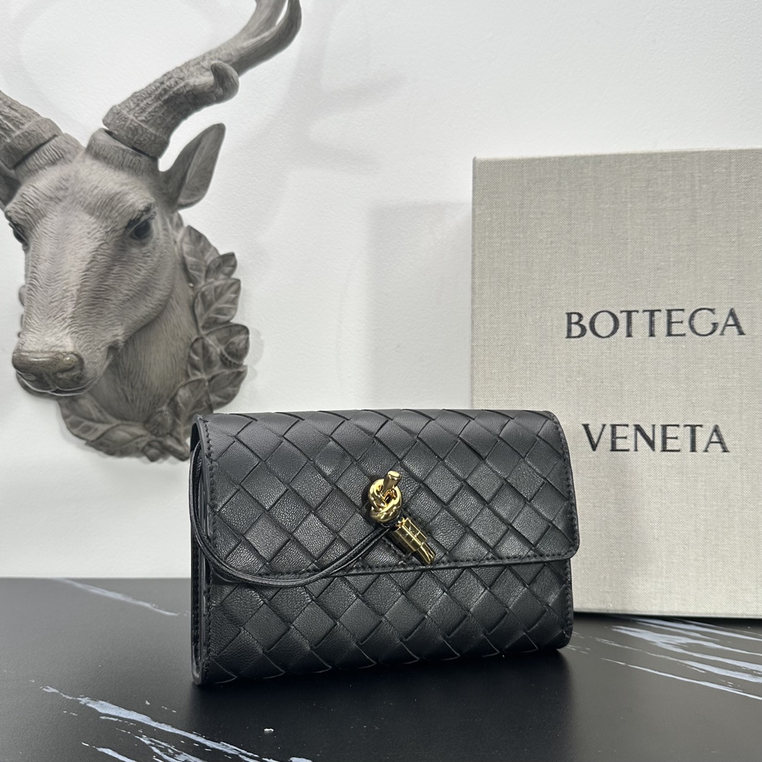 Bottega Veneta bv的一款 手拿包，简约别致的编织是这个包的特色，拿在手上很有气质，金属绳结，散发出气质与高雅