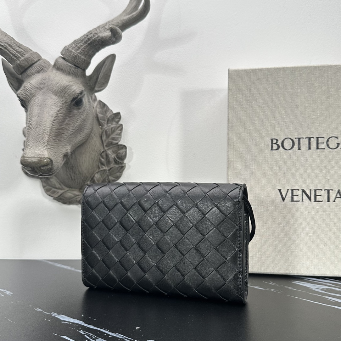 Bottega Veneta bv的一款 手拿包，简约别致的编织是这个包的特色，拿在手上很有气质，金属绳结，散发出气质与高雅