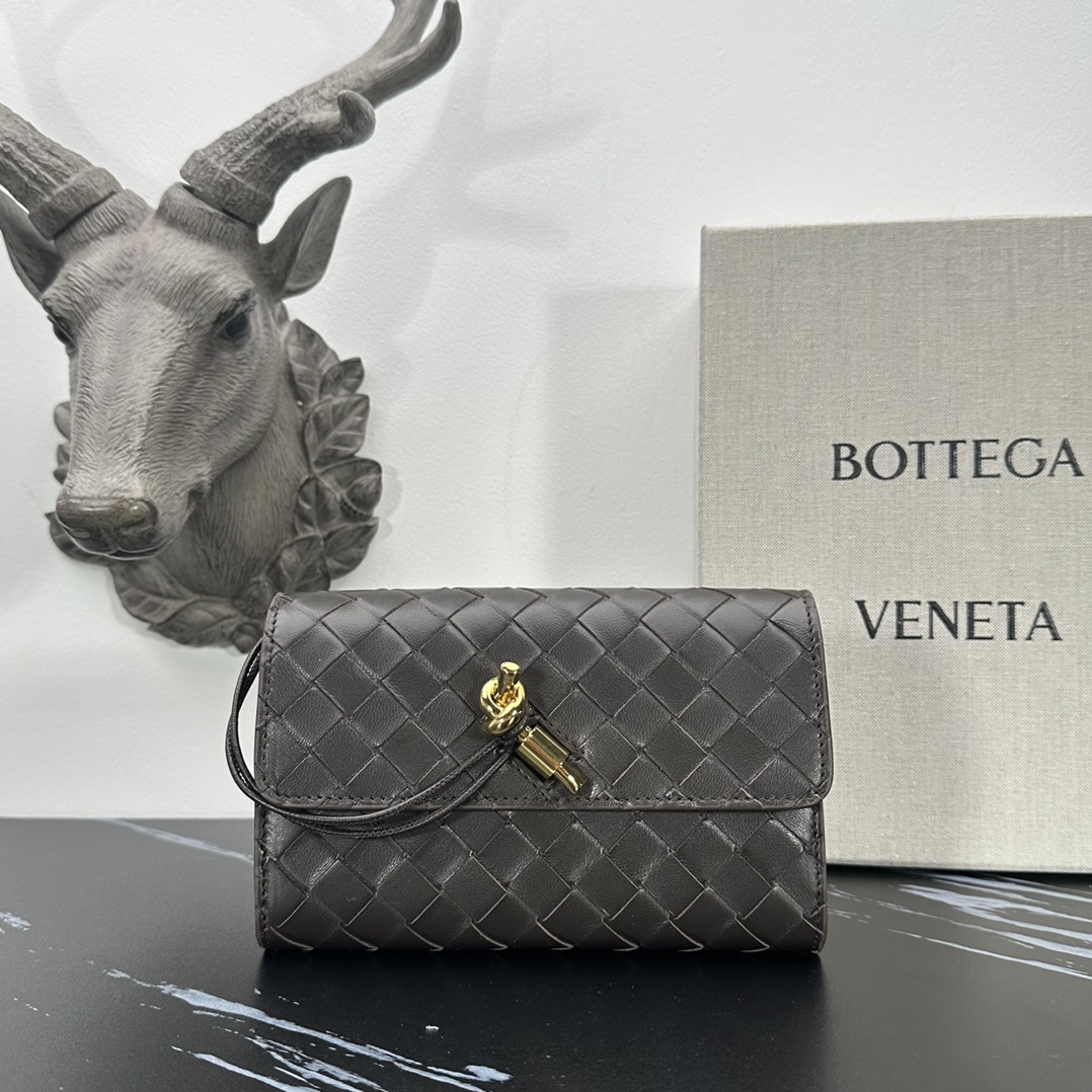 Bottega Veneta bv的一款 手拿包，简约别致的编织是这个包的特色，拿在手上很有气质，金属绳结，散发出气质与高雅