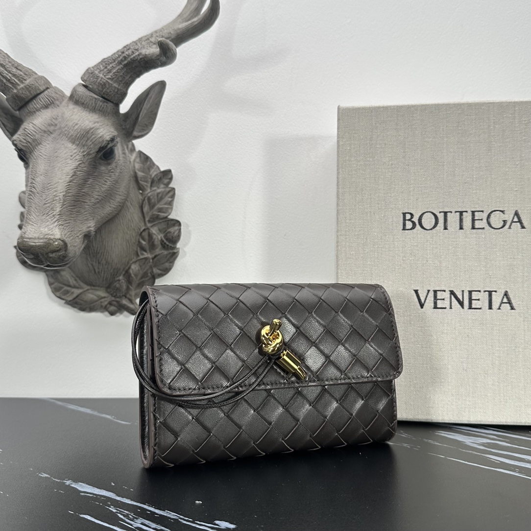 Bottega Veneta bv的一款 手拿包，简约别致的编织是这个包的特色，拿在手上很有气质，金属绳结，散发出气质与高雅