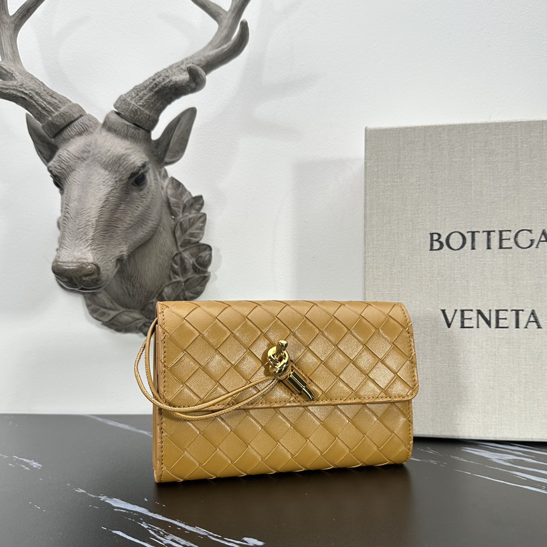 Bottega Veneta bv的一款 手拿包，简约别致的编织是这个包的特色，拿在手上很有气质，金属绳结，散发出气质与高雅