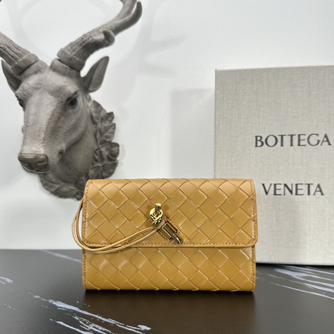 Bottega Veneta bv的一款 手拿包，简约别致的编织是这个包的特色，拿在手上很有气质，金属绳结，散发出气质与高雅