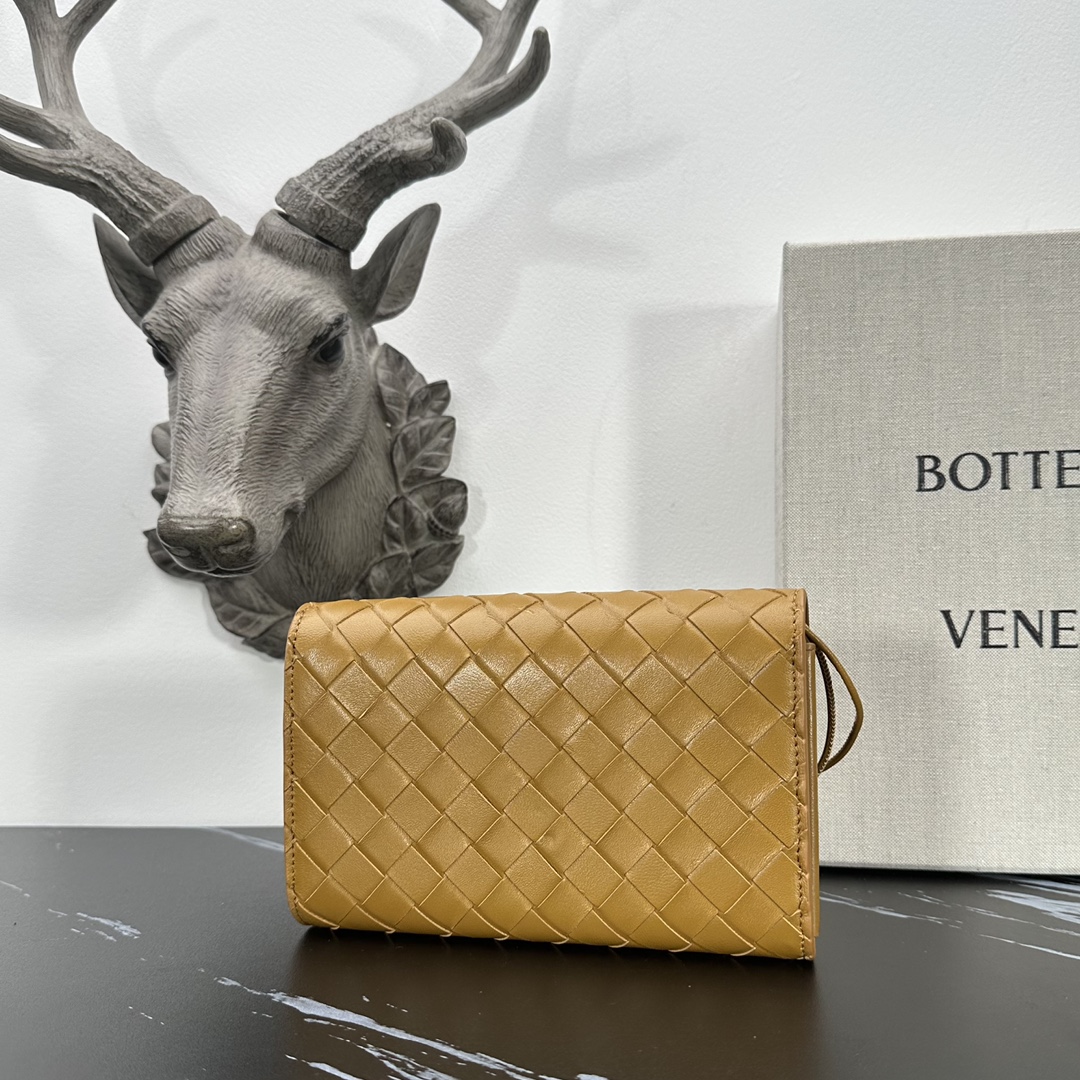 Bottega Veneta bv的一款 手拿包，简约别致的编织是这个包的特色，拿在手上很有气质，金属绳结，散发出气质与高雅