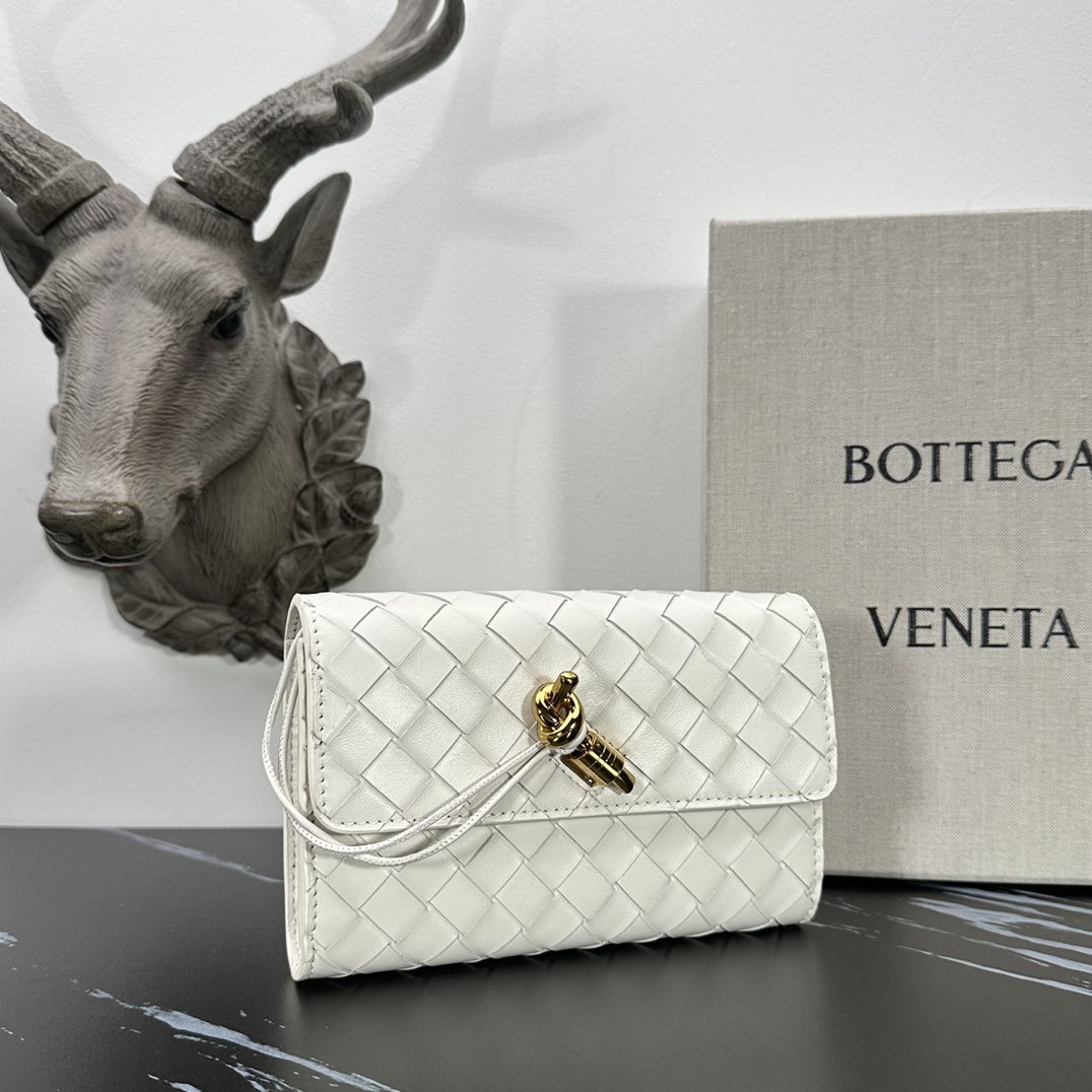Bottega Veneta bv的一款 手拿包，简约别致的编织是这个包的特色，拿在手上很有气质，金属绳结，散发出气质与高雅