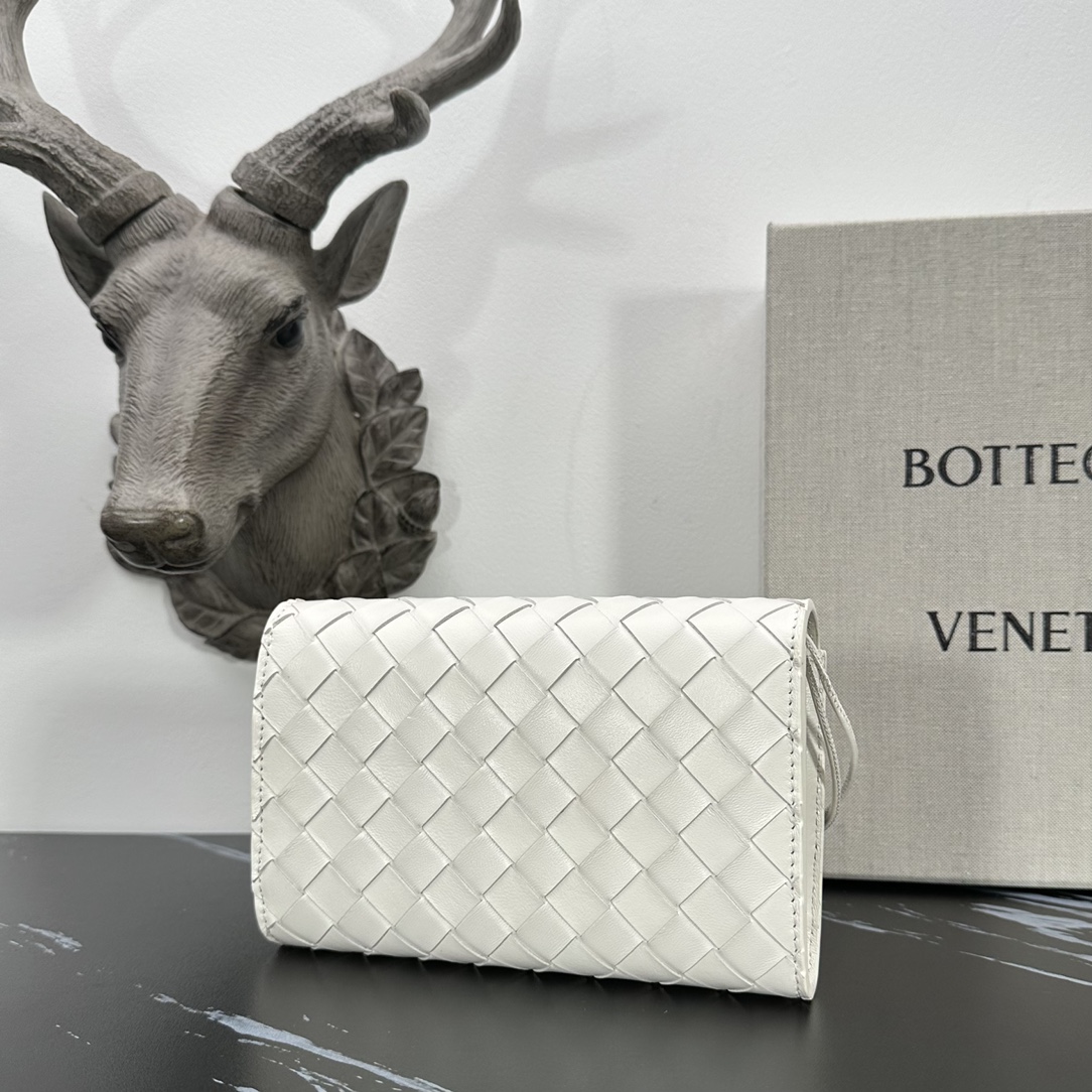 Bottega Veneta bv的一款 手拿包，简约别致的编织是这个包的特色，拿在手上很有气质，金属绳结，散发出气质与高雅