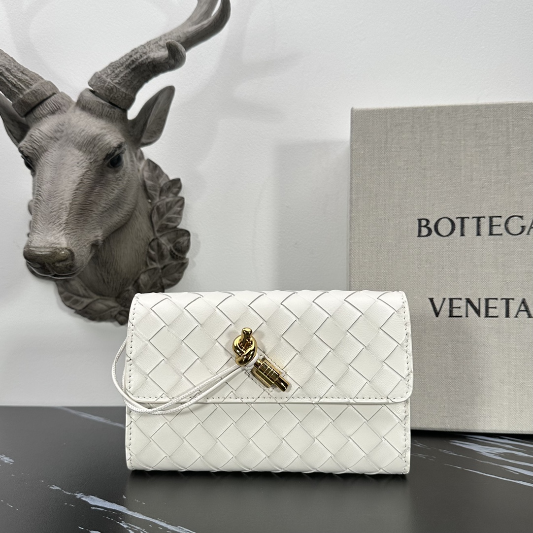 Bottega Veneta bv的一款 手拿包，简约别致的编织是这个包的特色，拿在手上很有气质，金属绳结，散发出气质与高雅