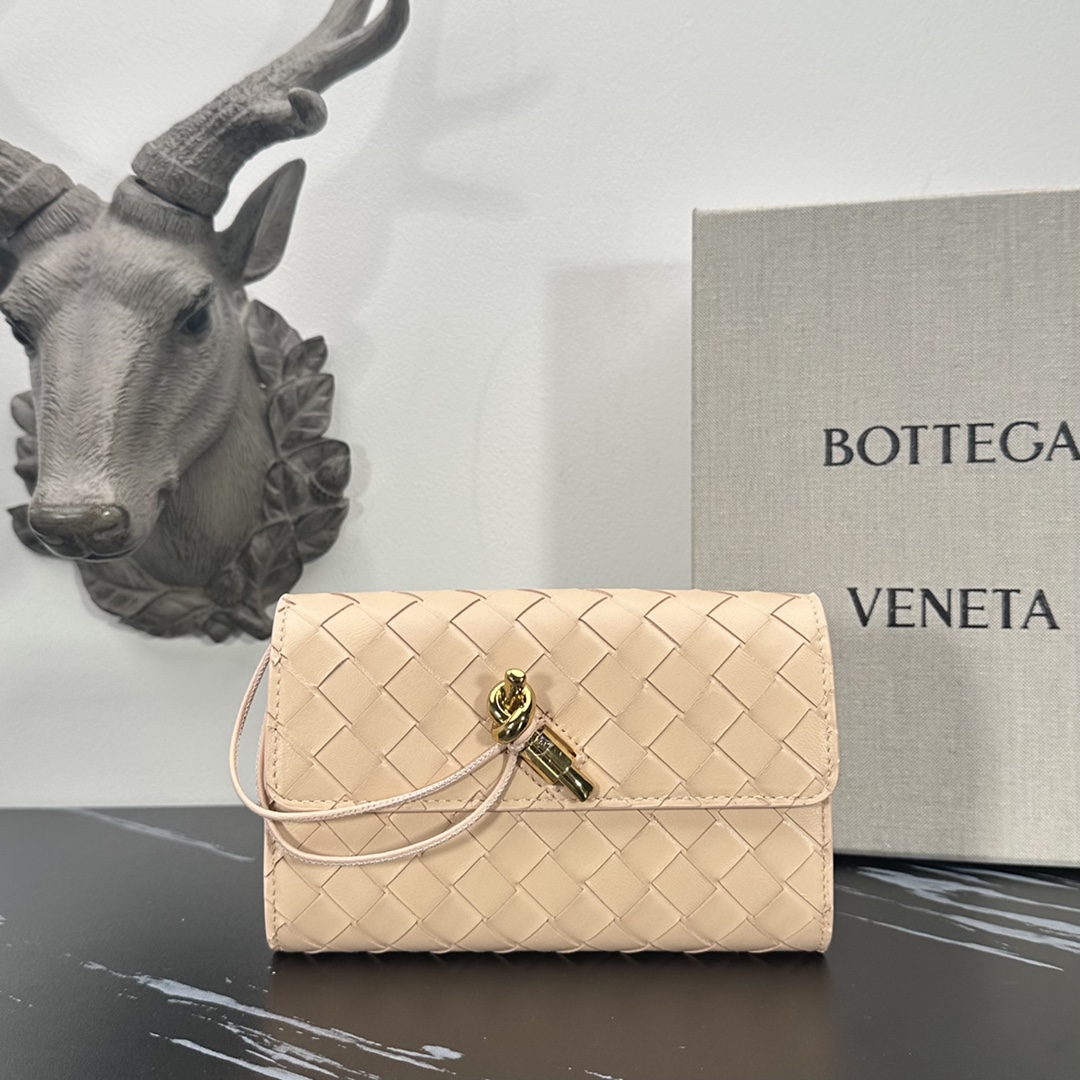Bottega Veneta bv的一款 手拿包，简约别致的编织是这个包的特色，拿在手上很有气质，金属绳结，散发出气质与高雅