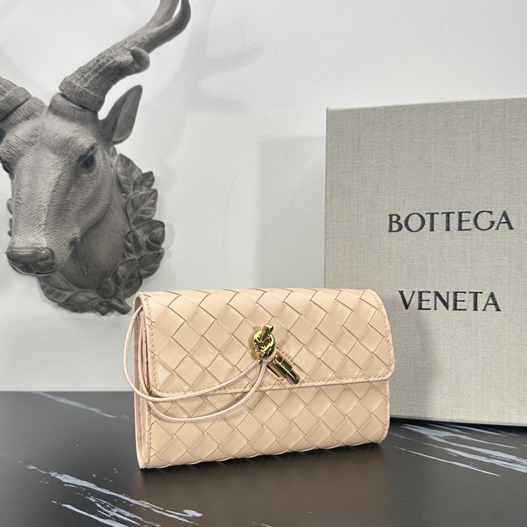 Bottega Veneta bv的一款 手拿包，简约别致的编织是这个包的特色，拿在手上很有气质，金属绳结，散发出气质与高雅