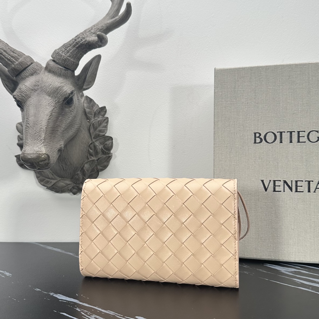 Bottega Veneta bv的一款 手拿包，简约别致的编织是这个包的特色，拿在手上很有气质，金属绳结，散发出气质与高雅