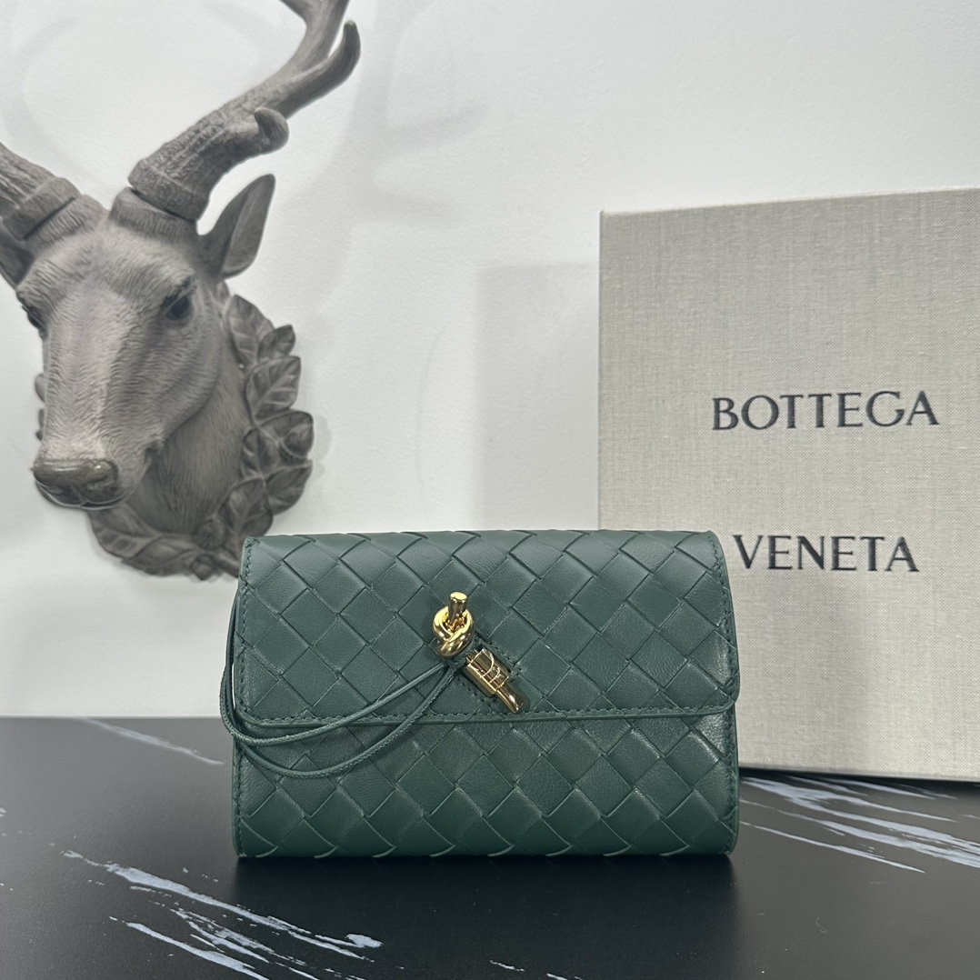 Bottega Veneta bv的一款 手拿包，简约别致的编织是这个包的特色，拿在手上很有气质，金属绳结，散发出气质与高雅
