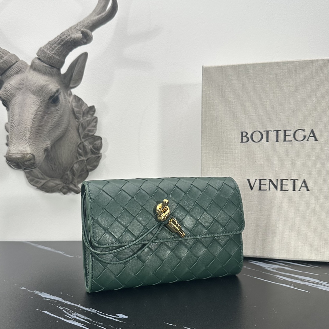 Bottega Veneta bv的一款 手拿包，简约别致的编织是这个包的特色，拿在手上很有气质，金属绳结，散发出气质与高雅