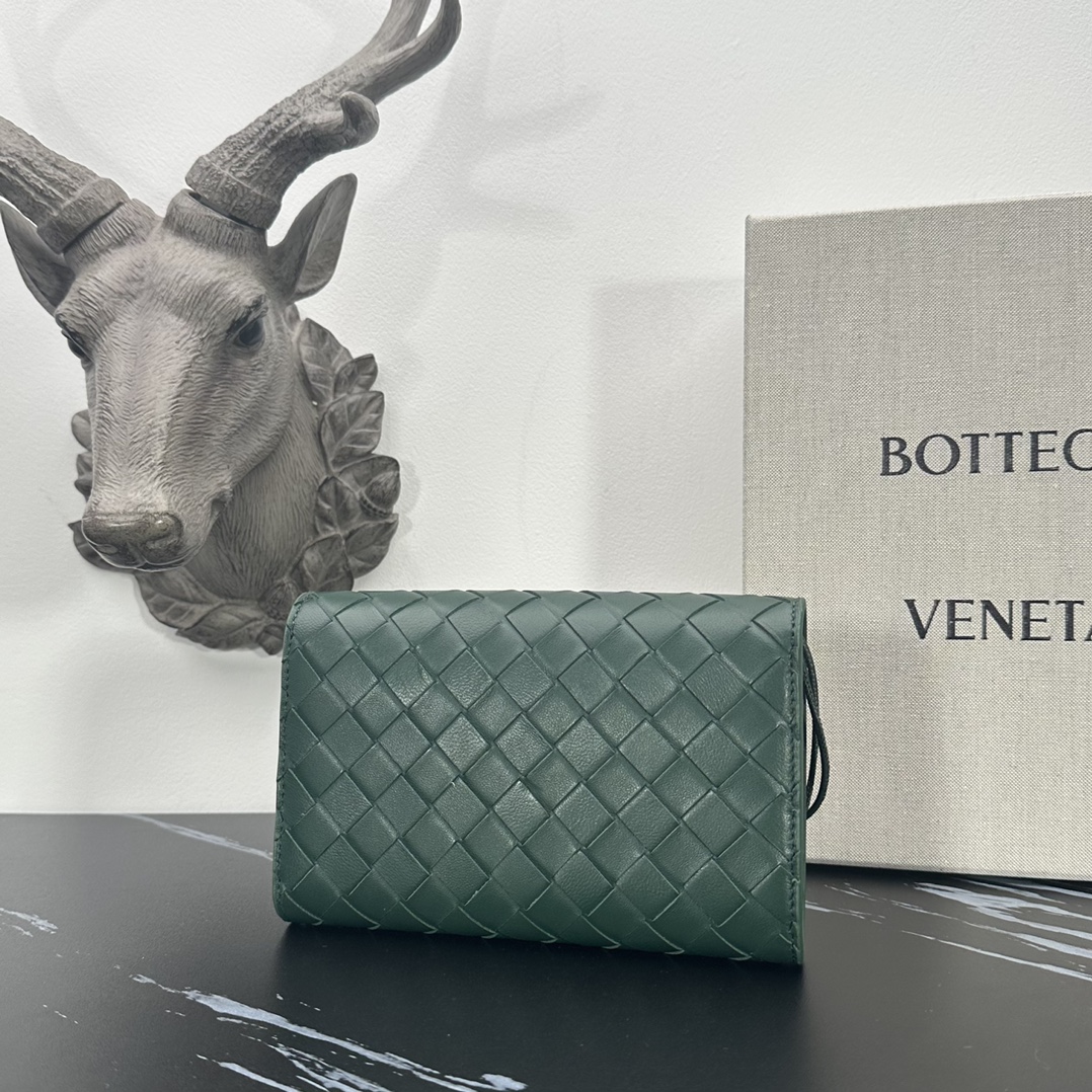 Bottega Veneta bv的一款 手拿包，简约别致的编织是这个包的特色，拿在手上很有气质，金属绳结，散发出气质与高雅