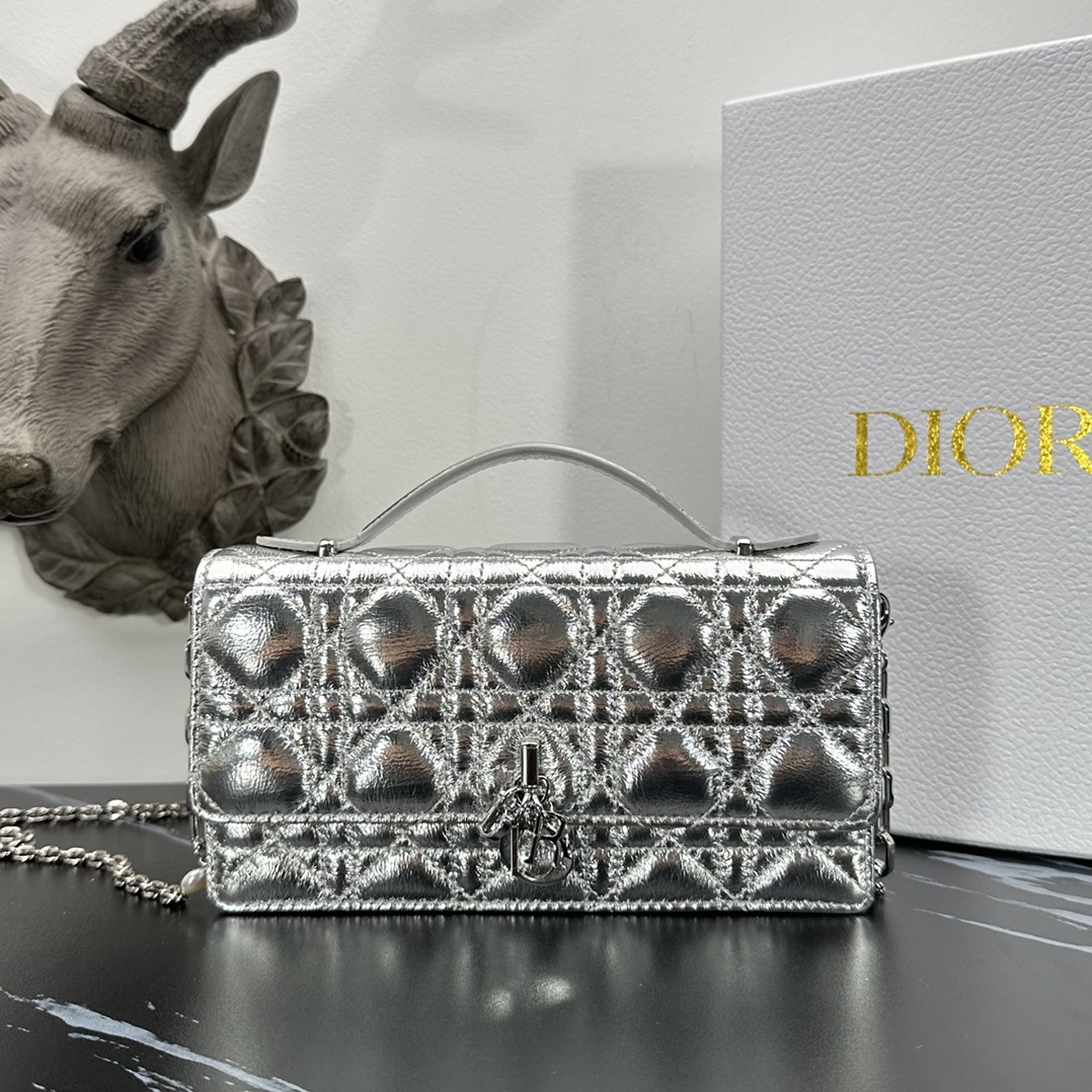 Dior Product _dpRqfTDAh6oFwPOL2aaetCsN6prIwymR68TUEdA
