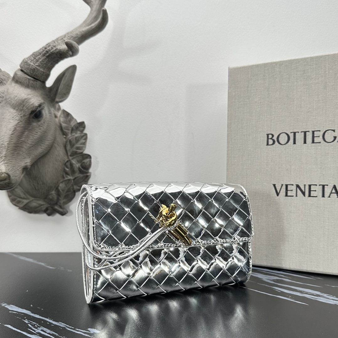 Bottega Veneta bv的一款 手拿包，简约别致的编织是这个包的特色，拿在手上很有气质，金属绳结，散发出气质与高雅